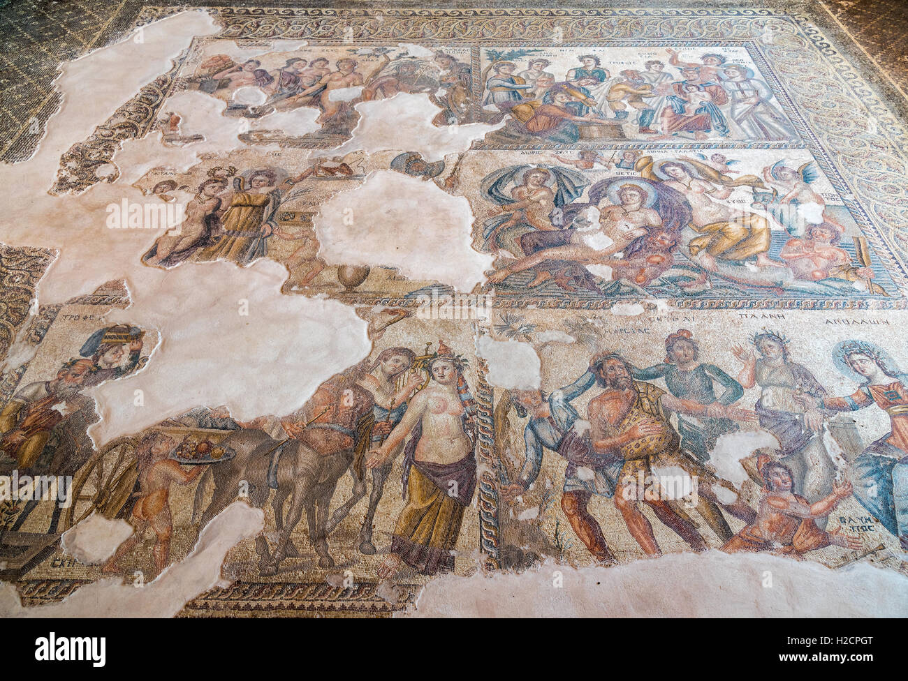 Ampia ben conservato mosaico romano piano presso il greco-romana sito archeologico a Paphos, Cipro Foto Stock