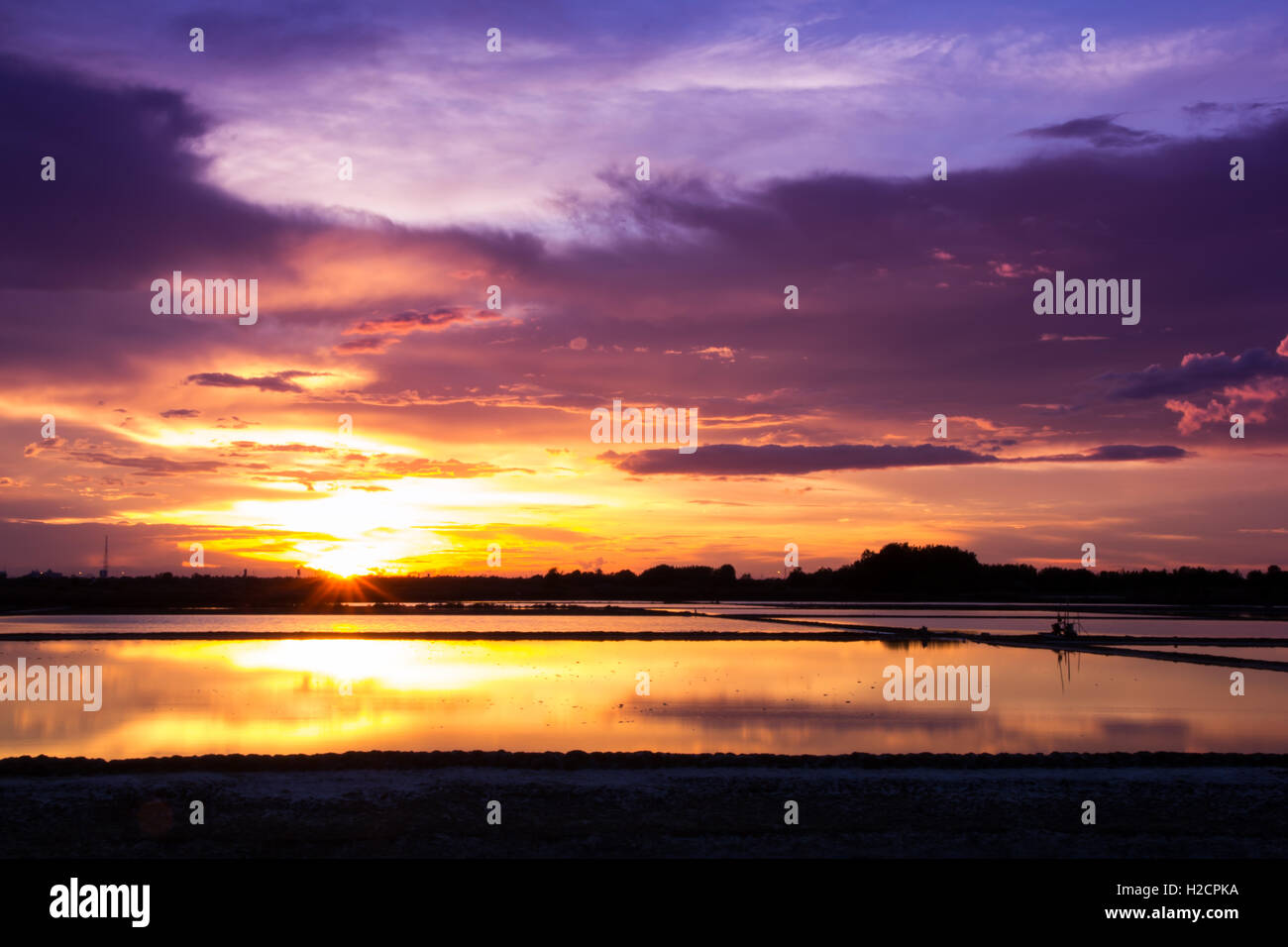 Tramonto nel campo di sale Foto Stock
