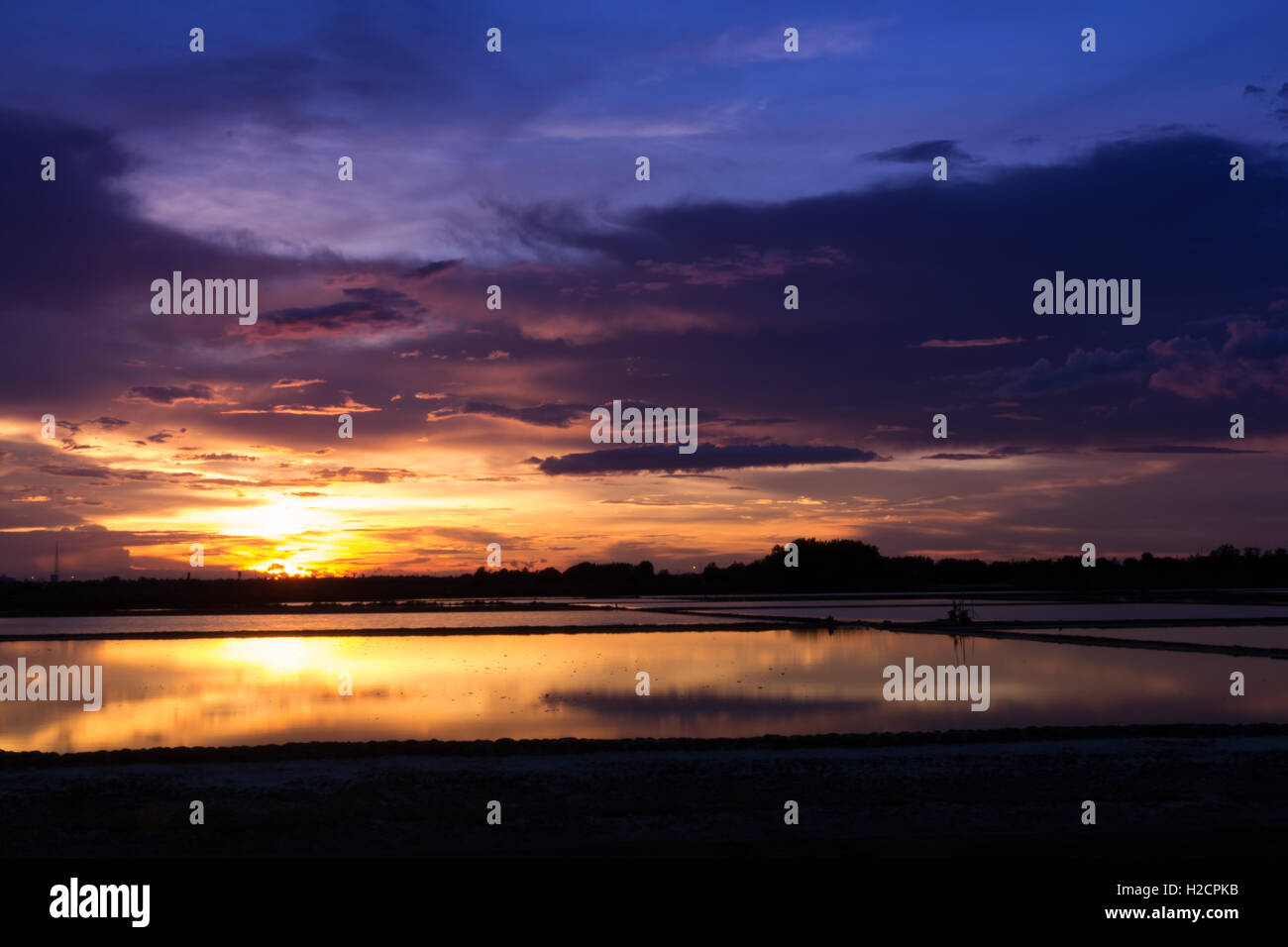 Tramonto nel campo di sale Foto Stock