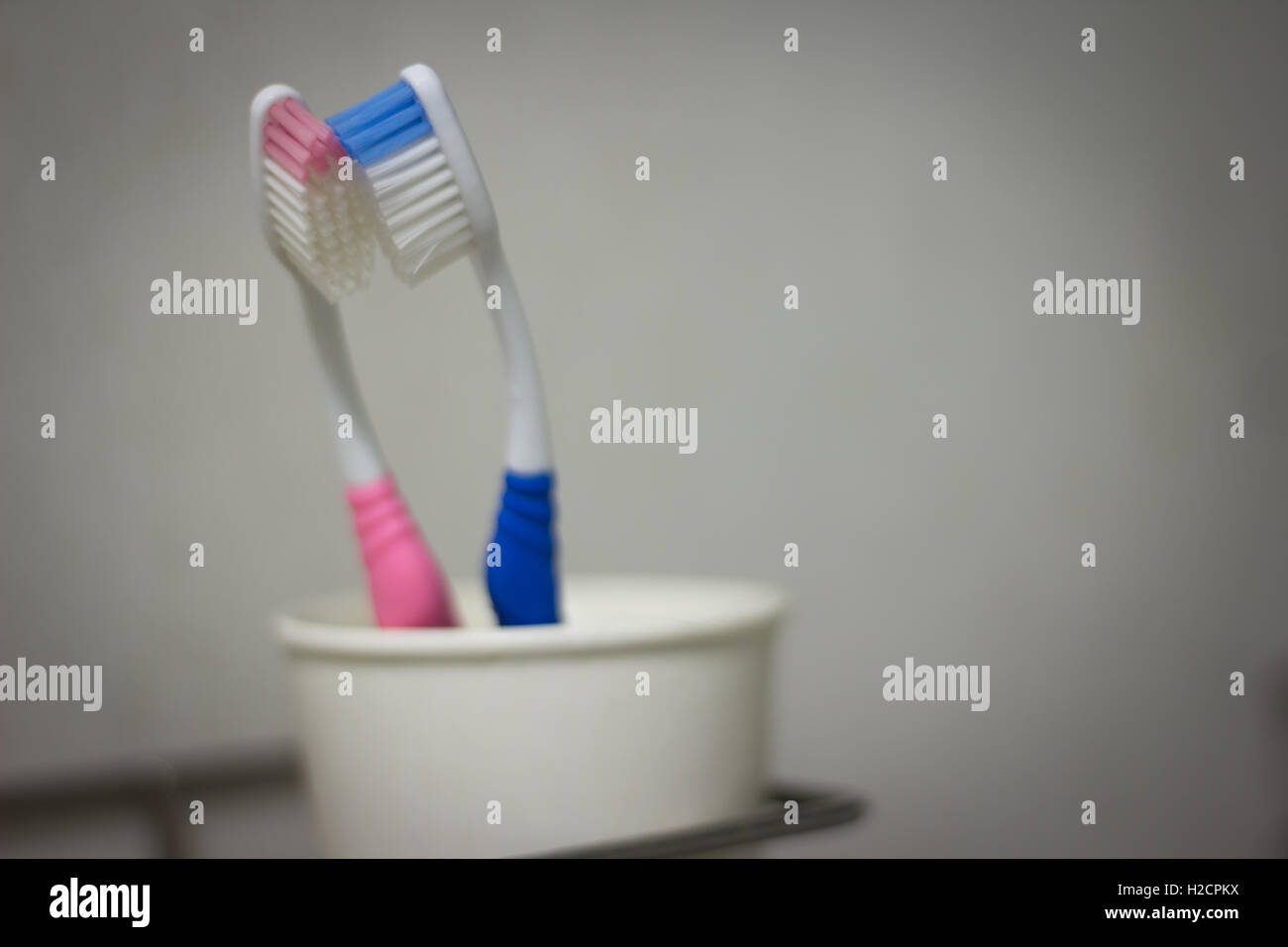 Due uno spazzolino da denti in vetro ceramica Foto Stock