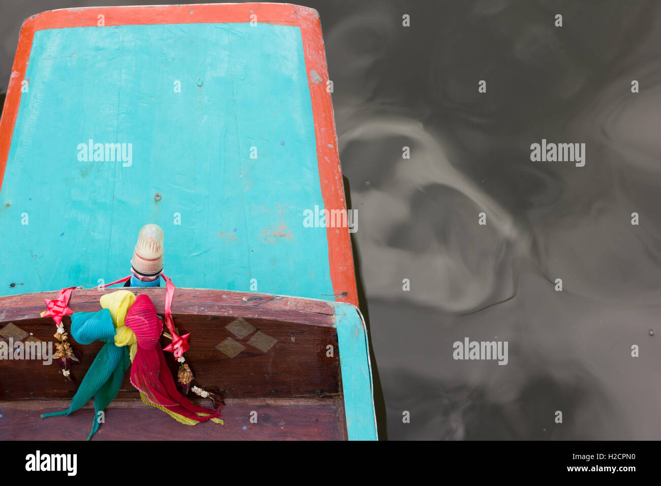 Prua della barca dalla coda lunga sull'acqua Foto Stock