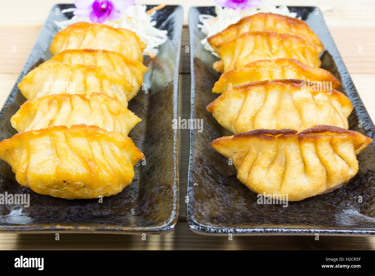 Cinese gnocco fritto su piastra Foto Stock