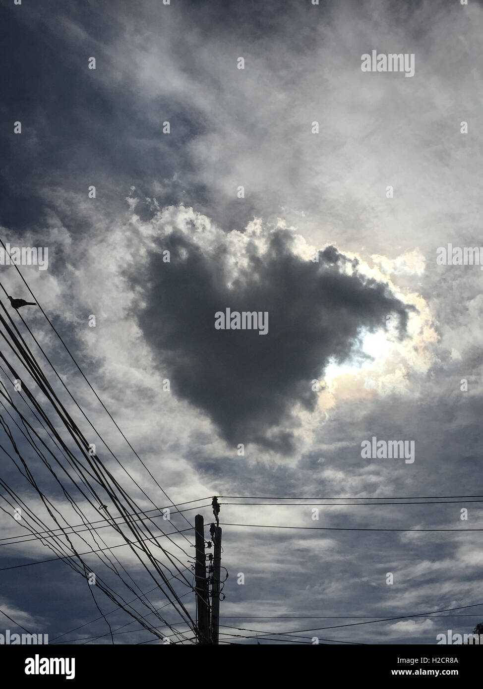 Forma di cuore nuvola in cielo Foto Stock