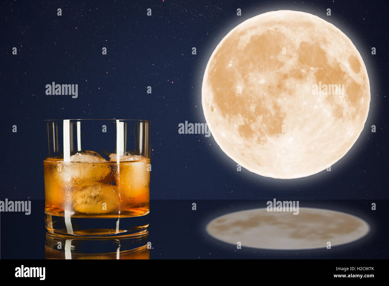 Bicchiere di whiskey sul cielo di mezzanotte con la luna piena dello sfondo. Il cognac in vetro. Bicchiere di brandy. Cognac Francia. Luna piena e scotch drin Foto Stock