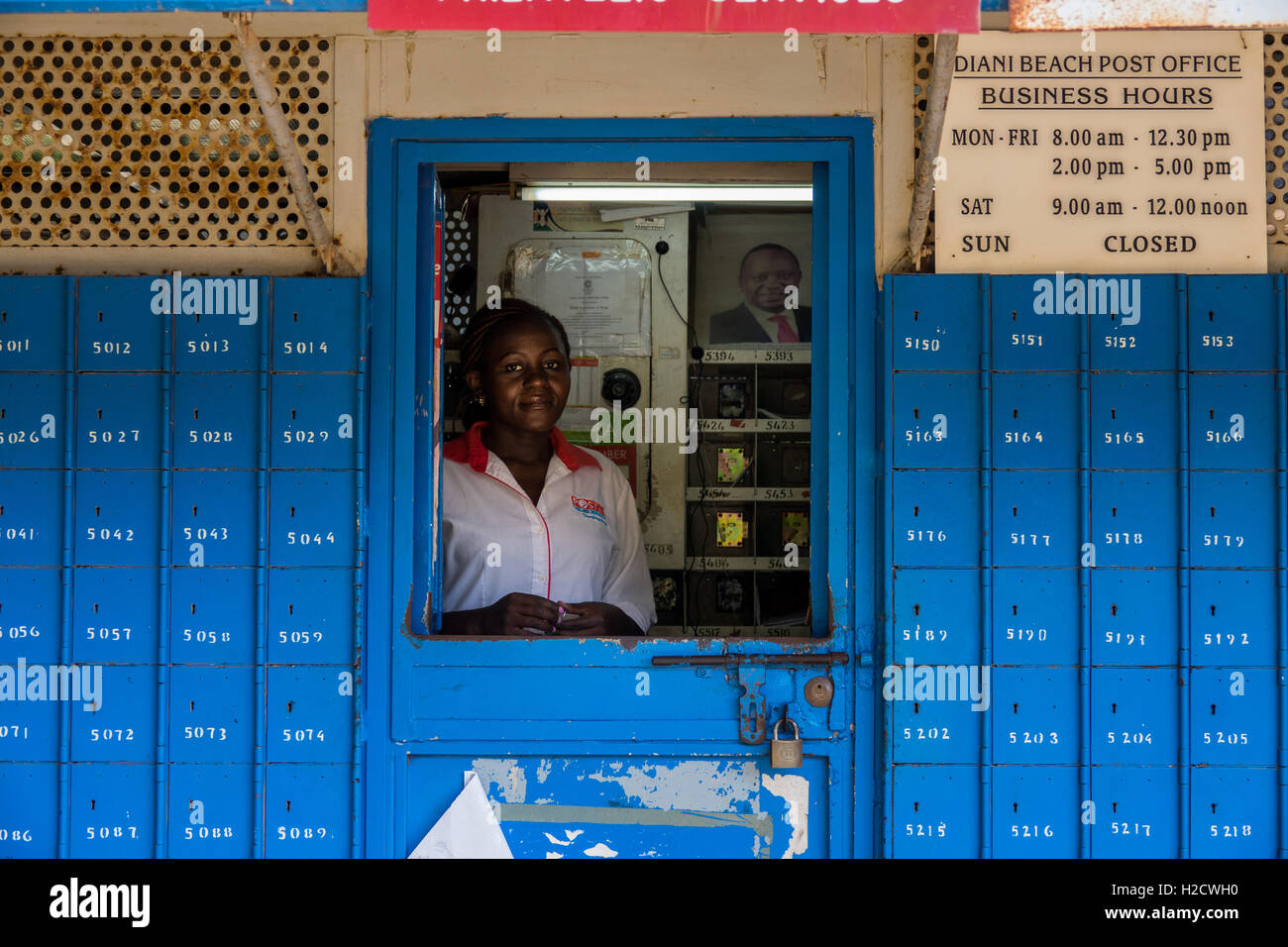 Un postino tende a un ufficio postale in Diani Beach a Costa Sud, Kenya Foto Stock