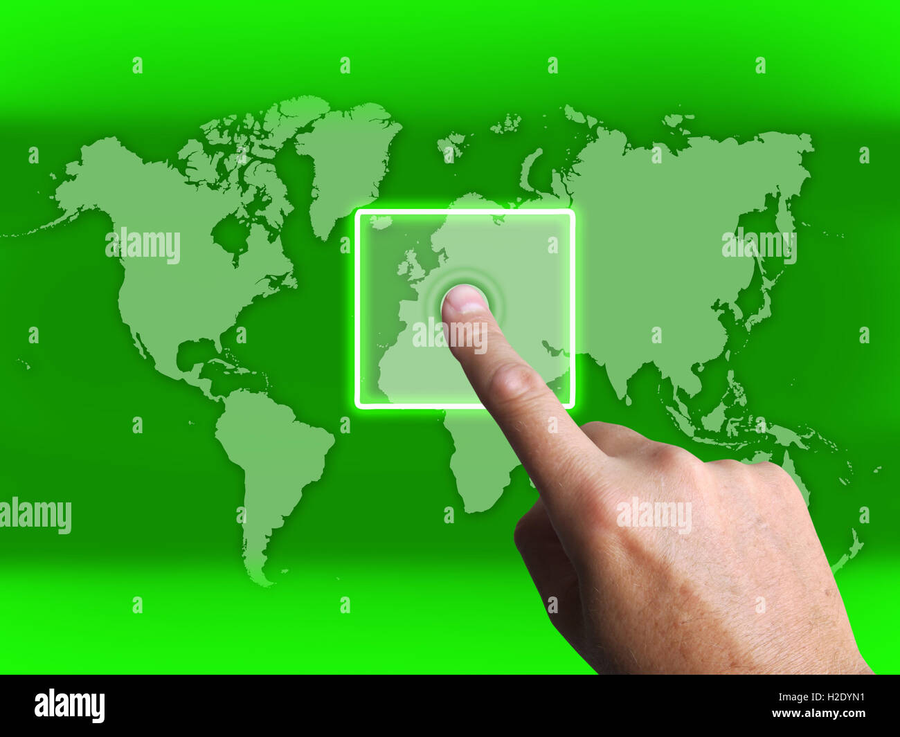 La mano toccare il touchscreen sulla mappa del mondo mostra Internet www Foto Stock