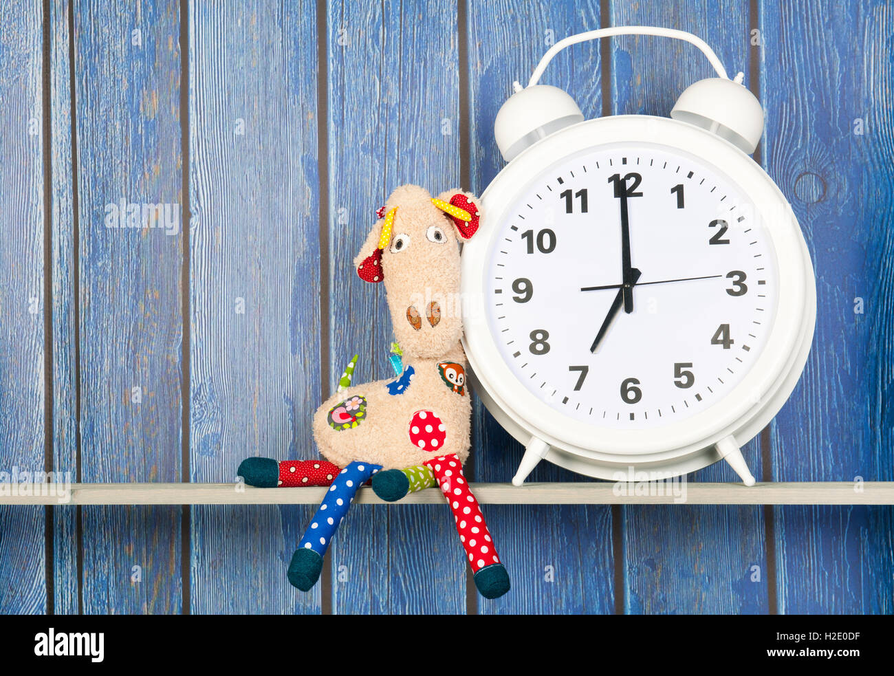 Peluche giraffa e orologio per coricarsi Foto Stock