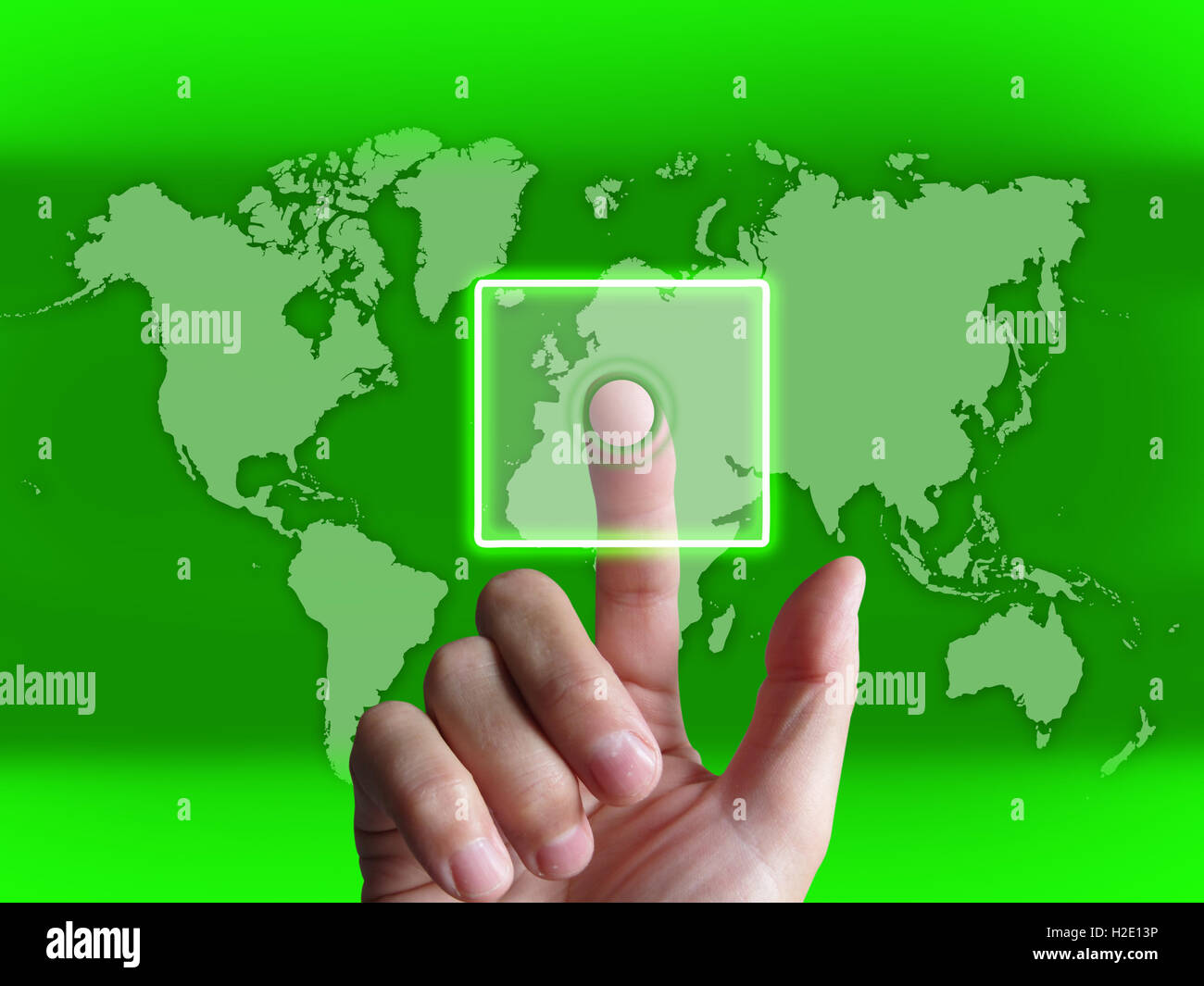 La mano toccare il touchscreen sulla mappa del mondo mostra Internet www Foto Stock