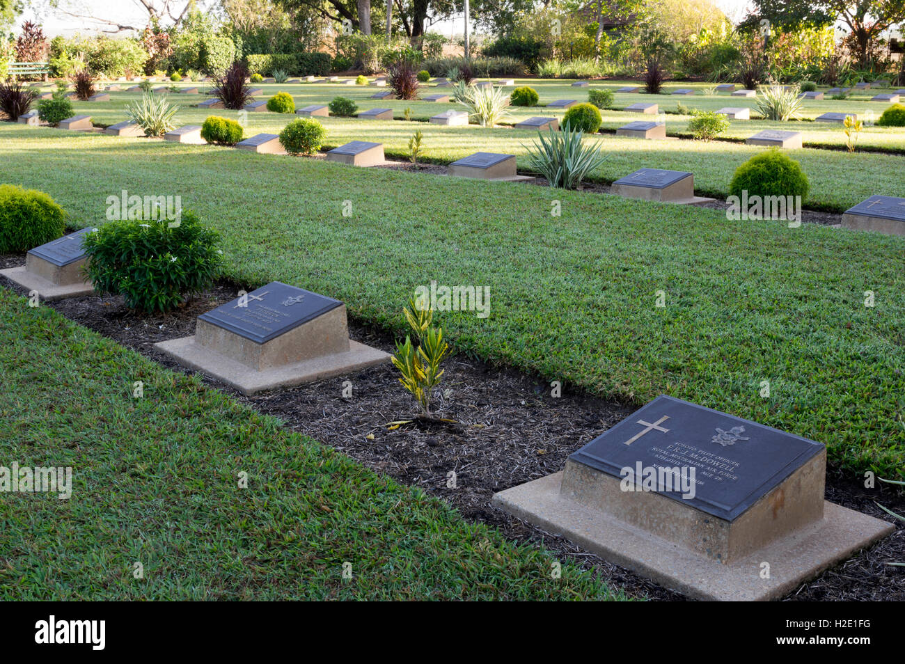 Lapidi nell'Adelaide River War Cemetery, Adelaide River, Territorio del Nord, l'Australia Foto Stock