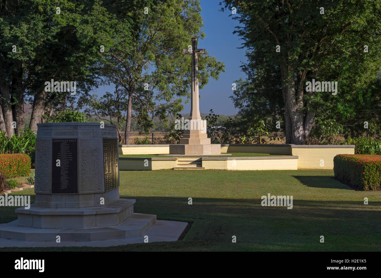 La croce di ricordo nell'Adelaide River War Cemetery, Adelaide River, Territorio del Nord, l'Australia. Foto Stock