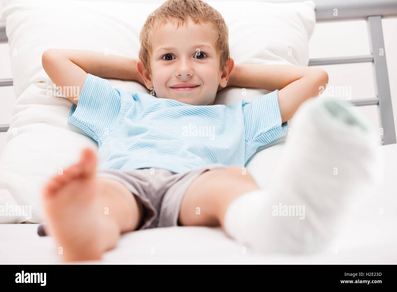 Bambino ragazzo con bendaggio in gesso sulla gamba tallone frattura o br Foto Stock
