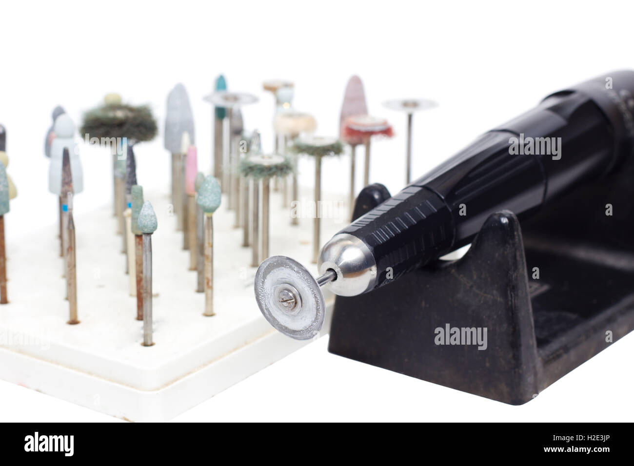 Il vecchio grunge micromotore laboratorio odontotecnico con set di frese  dentali e mole isolata su sfondo bianco Foto stock - Alamy