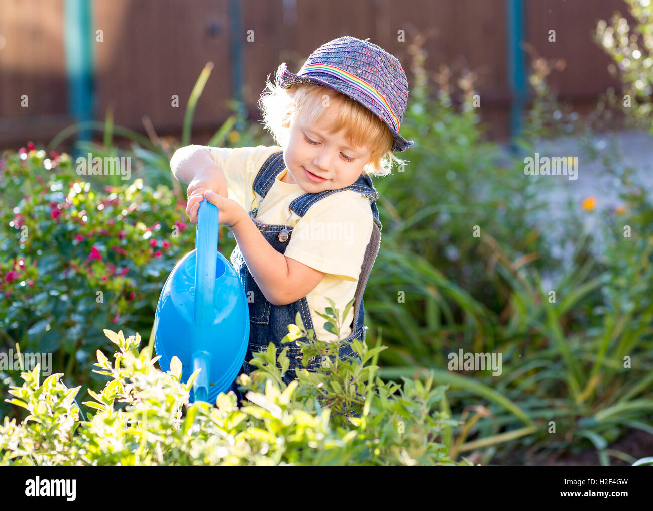 ragazzino come giardiniere Foto Stock