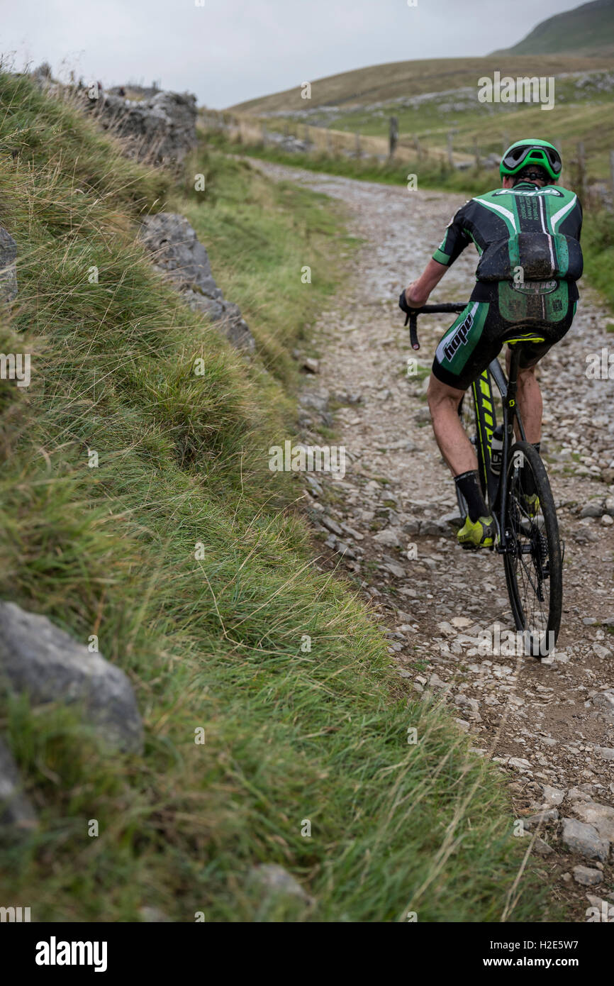 Un cavaliere Penyghent arrampicata nel 2016 3 picchi ciclocross, Yorkshire Dales, UK. Foto Stock