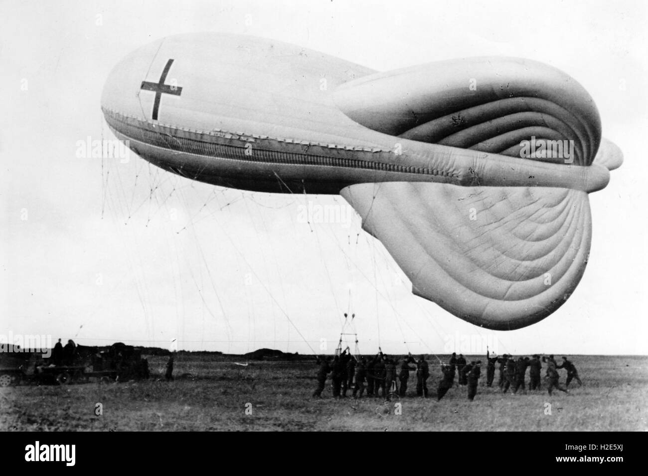 L'immagine della propaganda nazista raffigura i soldati della Wehrmacht tedesca con un pallone prigioniero per l'osservazione aerea. La foto è stata pubblicata nell'ottobre 1941. La didascalia sul retro della foto, datata 14 ottobre 1941, scrive: 'Occhio di artiglieria pesante. Il palloncino prigioniero è stato utilizzato continuamente nel corso del tempo passato. Il termine 'occhio dell'artiglieria pesante' descrive la funzione principale del palloncino che è di guidare il fuoco dell'artiglieria ai suoi obiettivi nel modo più efficace possibile'. Fotoarchiv für Zeitgeschichte - NESSUN SERVIZIO DI CABLAGGIO - | utilizzo in tutto il mondo Foto Stock