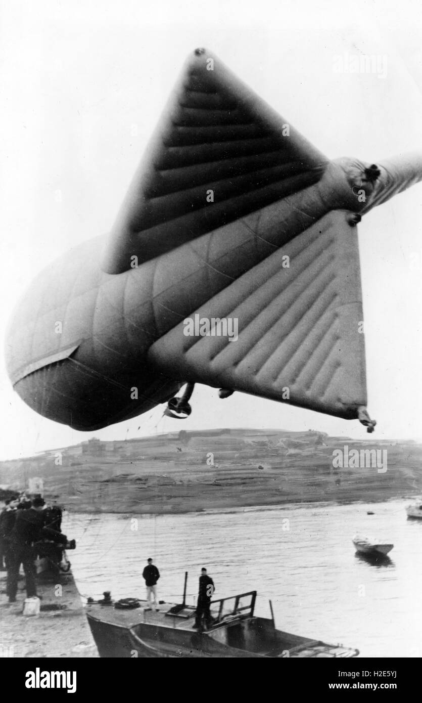 L'immagine della propaganda nazista raffigura un pallone di sbarramento della Wehrmacht tedesca allo scopo di proteggere un cannoniere di attacchi aerei alleati. La foto è stata pubblicata nell'ottobre 1944. Fotoarchiv für Zeitgeschichte - NESSUN SERVIZIO DI CABLAGGIO - | utilizzo in tutto il mondo Foto Stock