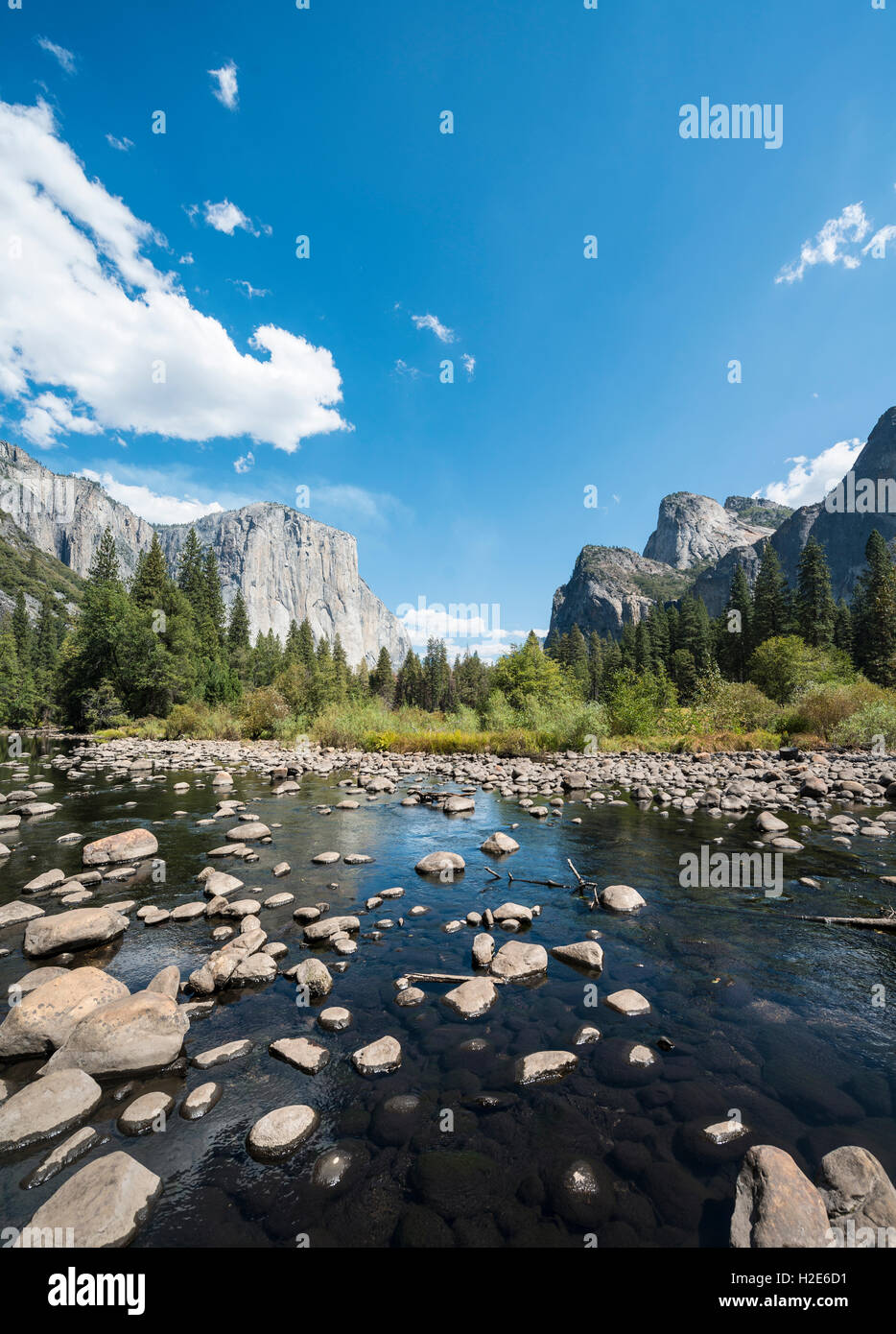 Vista Valle, vista di El Capitan, Fiume Merced, Yosemite National Park, California, Stati Uniti d'America Foto Stock