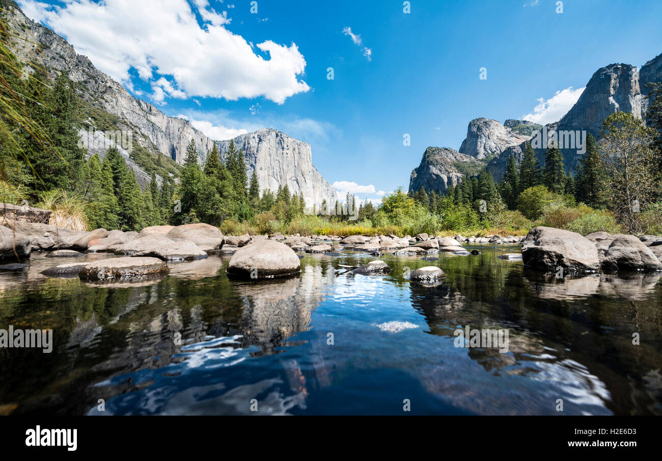 Vista Valle, vista di El Capitan, Fiume Merced, Yosemite National Park, California, Stati Uniti d'America Foto Stock