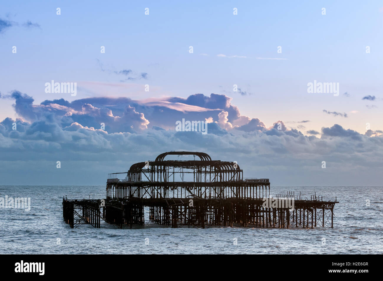 Il West abbandonati sul molo di Brighton Seafront al tramonto Foto Stock