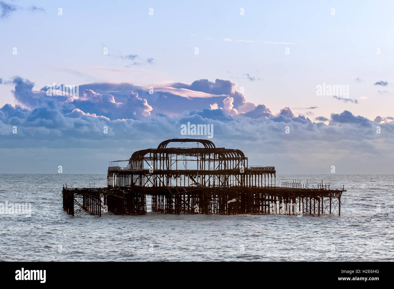Il West abbandonati sul molo di Brighton Seafront al tramonto Foto Stock
