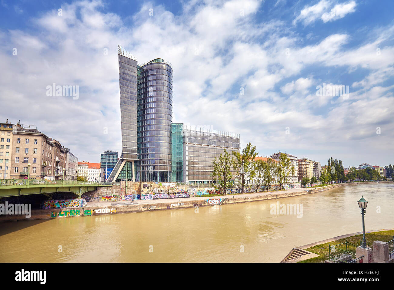 Vienna, Austria - 15 agosto 2016: vista di Vienna edifici moderni nel centro di dal fiume Danubio. Foto Stock