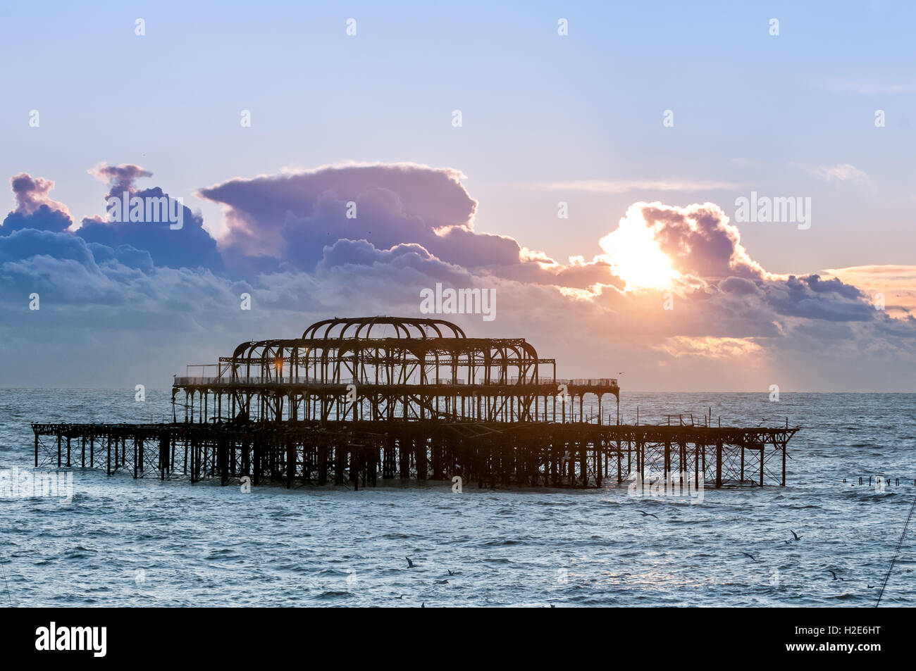 Il West abbandonati sul molo di Brighton Seafront al tramonto Foto Stock