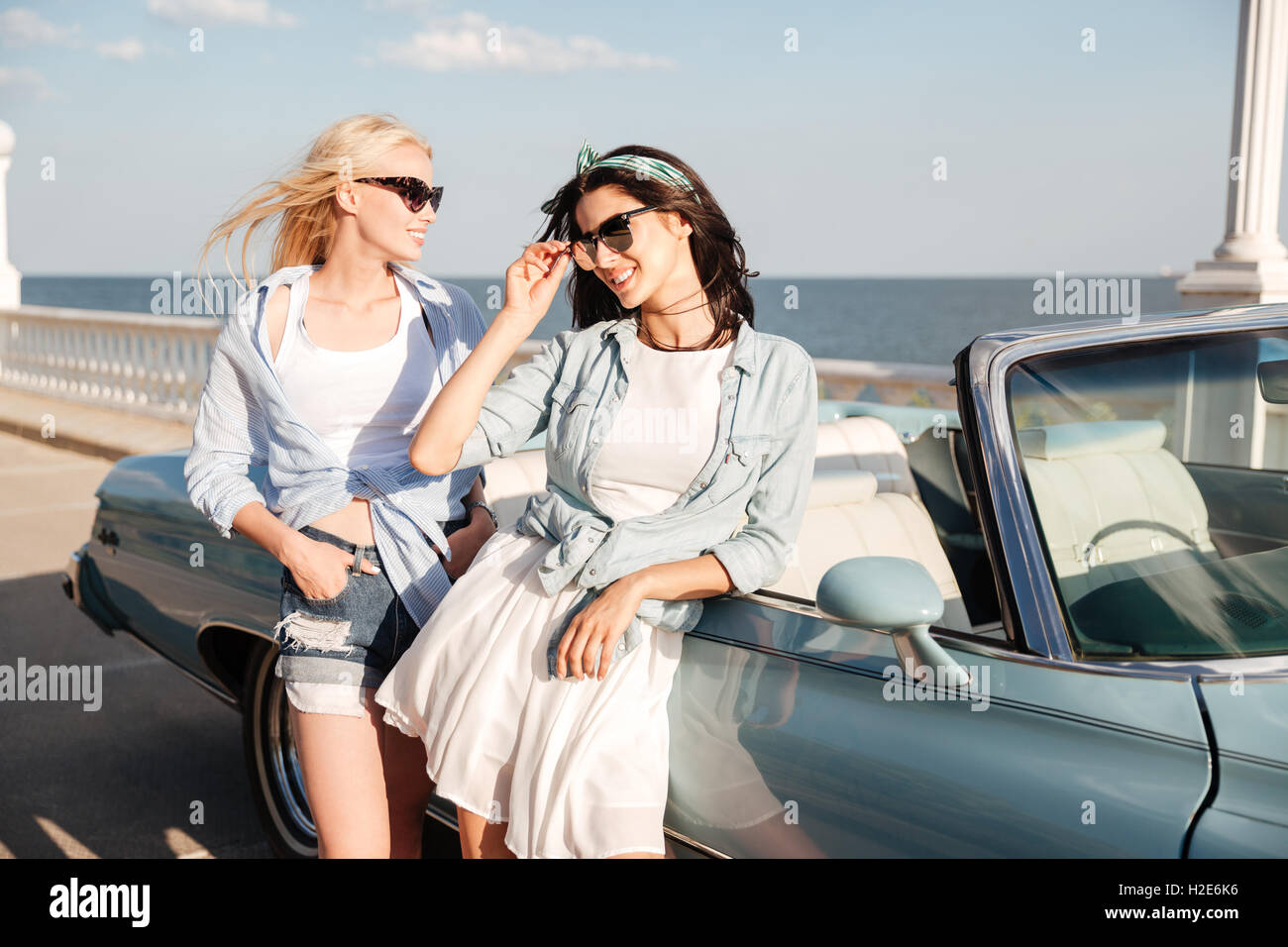 Young beautiful girls driving car immagini e fotografie stock ad alta  risoluzione - Alamy