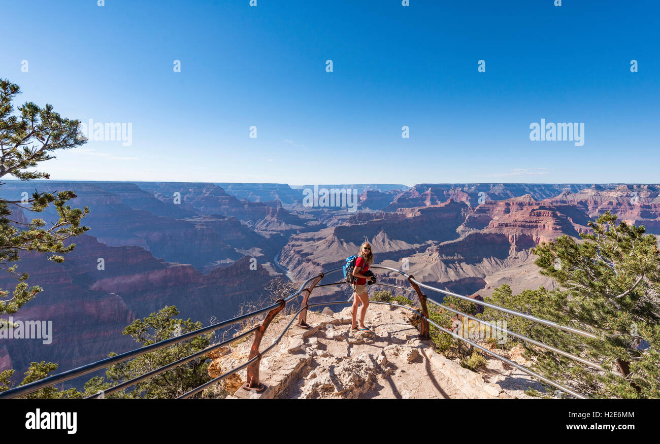Tourist, escursionista a Viewpoint, South Rim, del Grand Canyon, Arizona, Stati Uniti d'America Foto Stock