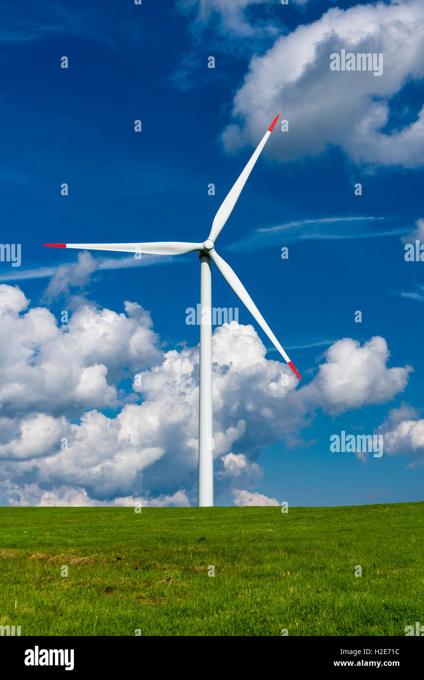 Impianto di generazione eolica nel paesaggio agricolo, Hermsdorf, Bassa Sassonia, Germania Foto Stock