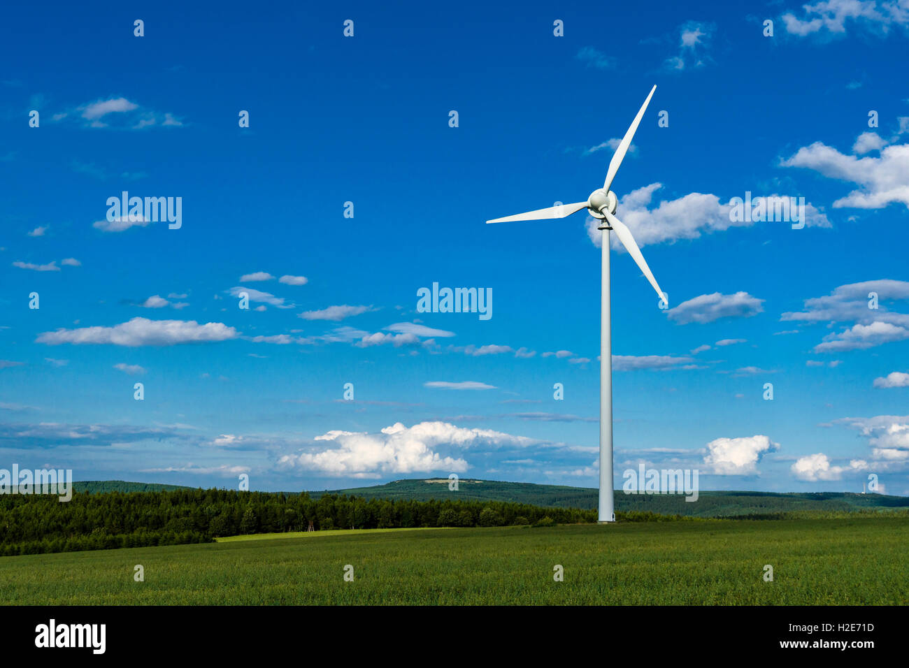 Impianto di generazione eolica nel paesaggio agricolo, Hermsdorf, Bassa Sassonia, Germania Foto Stock