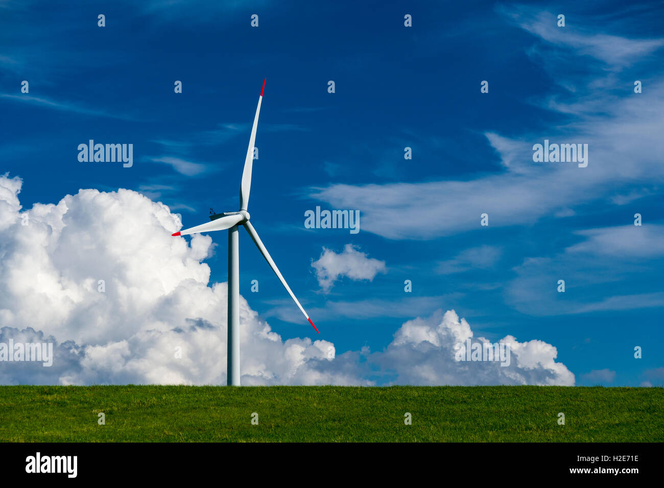 Impianto di generazione eolica nel paesaggio agricolo, Hermsdorf, Bassa Sassonia, Germania Foto Stock