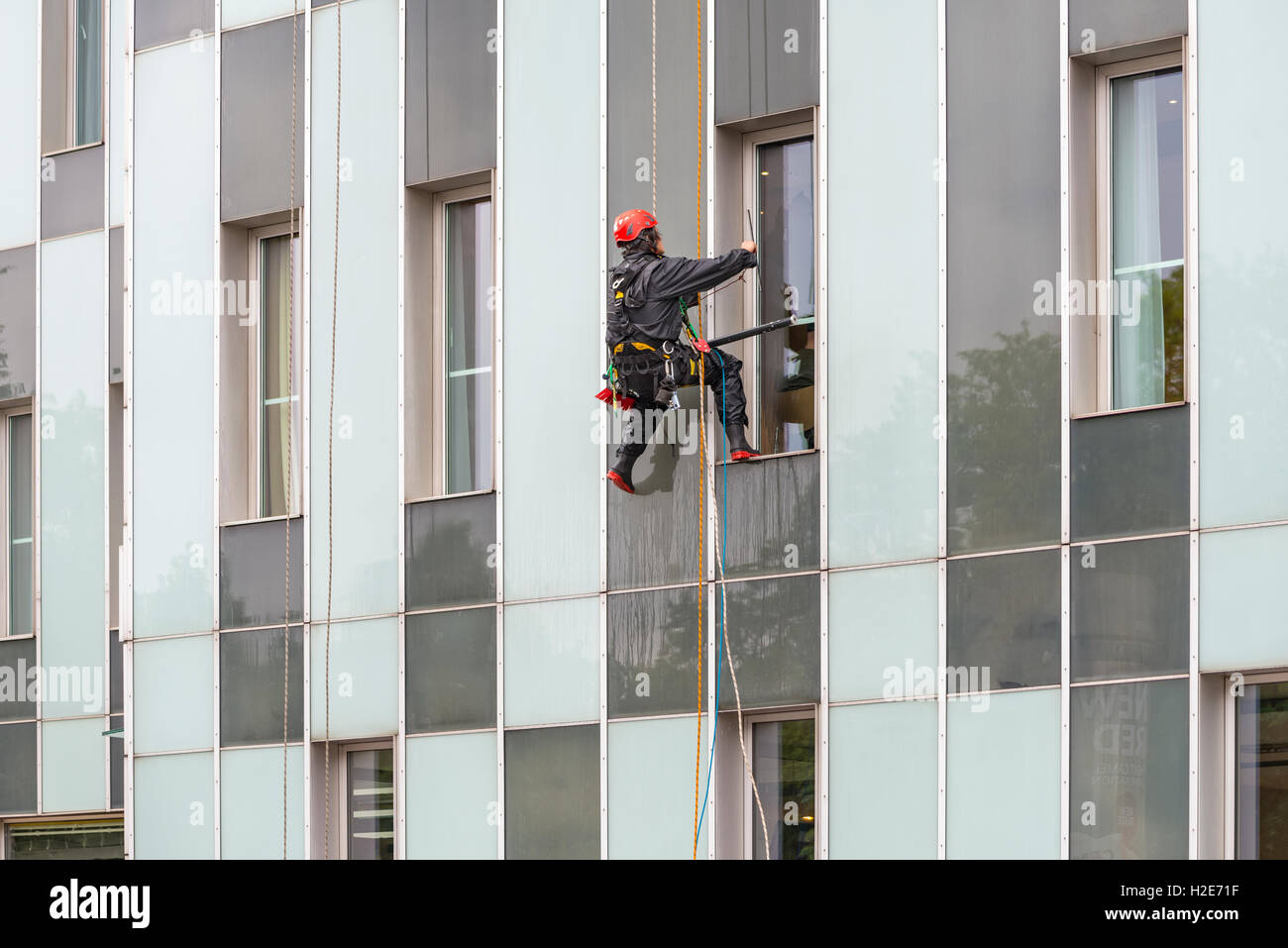 Detergente per vetri sulla facciata grattacielo, Amburgo, Germania Foto Stock