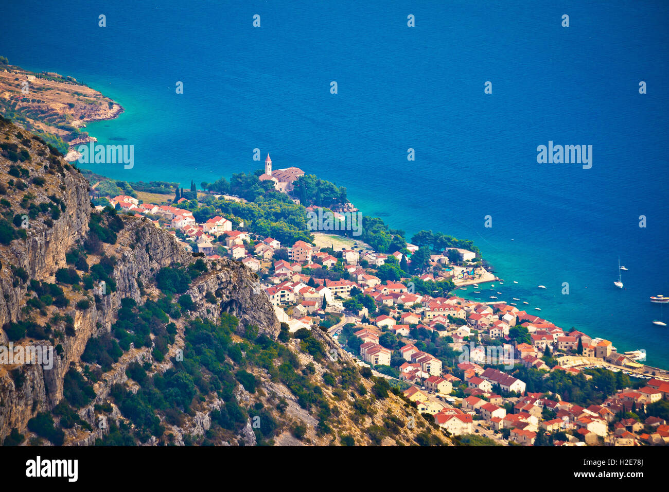 Città di Bol da Vidova Gora vista aerea, Isola di Brac Dalmazia, Croazia Foto Stock