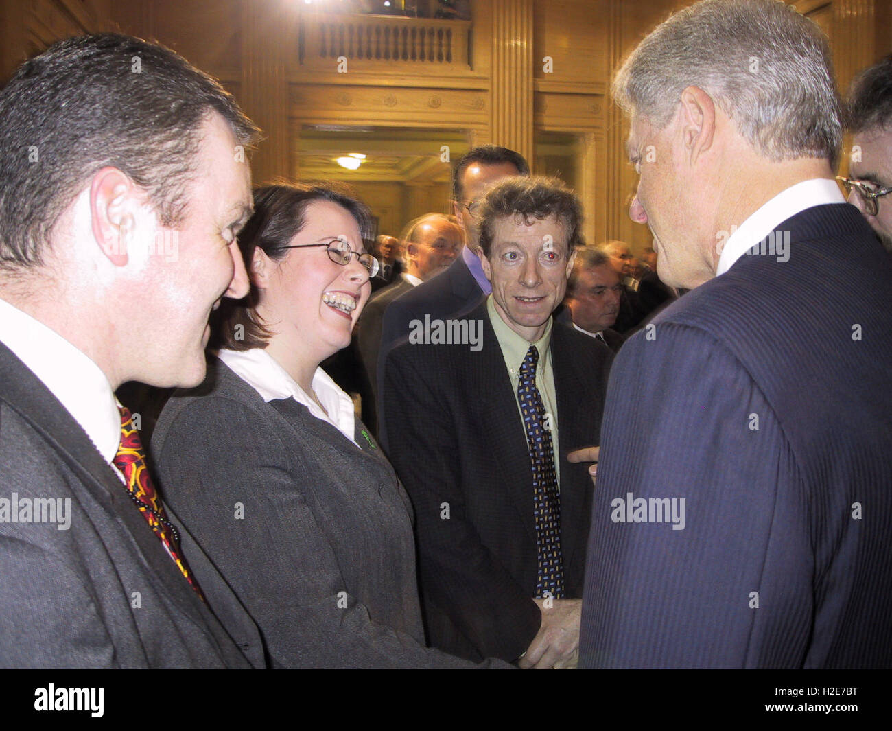 FILE 2000 - PRESA ALL'INTERNO DI STORMONT - Sinn Fein's Conor Murphy e Michelle Gildernew salutare l allora Presidente degli Stati Uniti Bill Clinton a Stormont agli edifici del Parlamento. Foto Stock