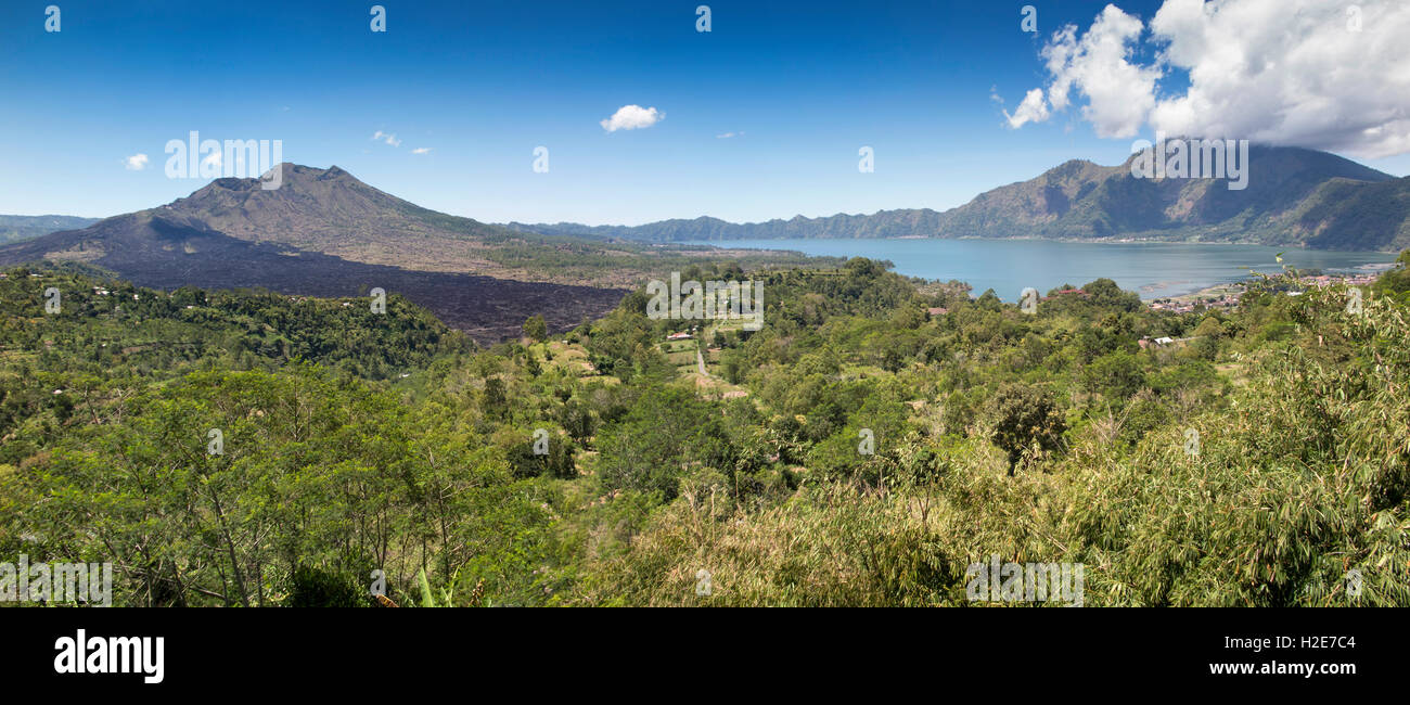 Indonesia, Bali, Kedisan, Gunung Batur double caldera, picco nel cratere e Danau Lago Batur, panoramica Foto Stock