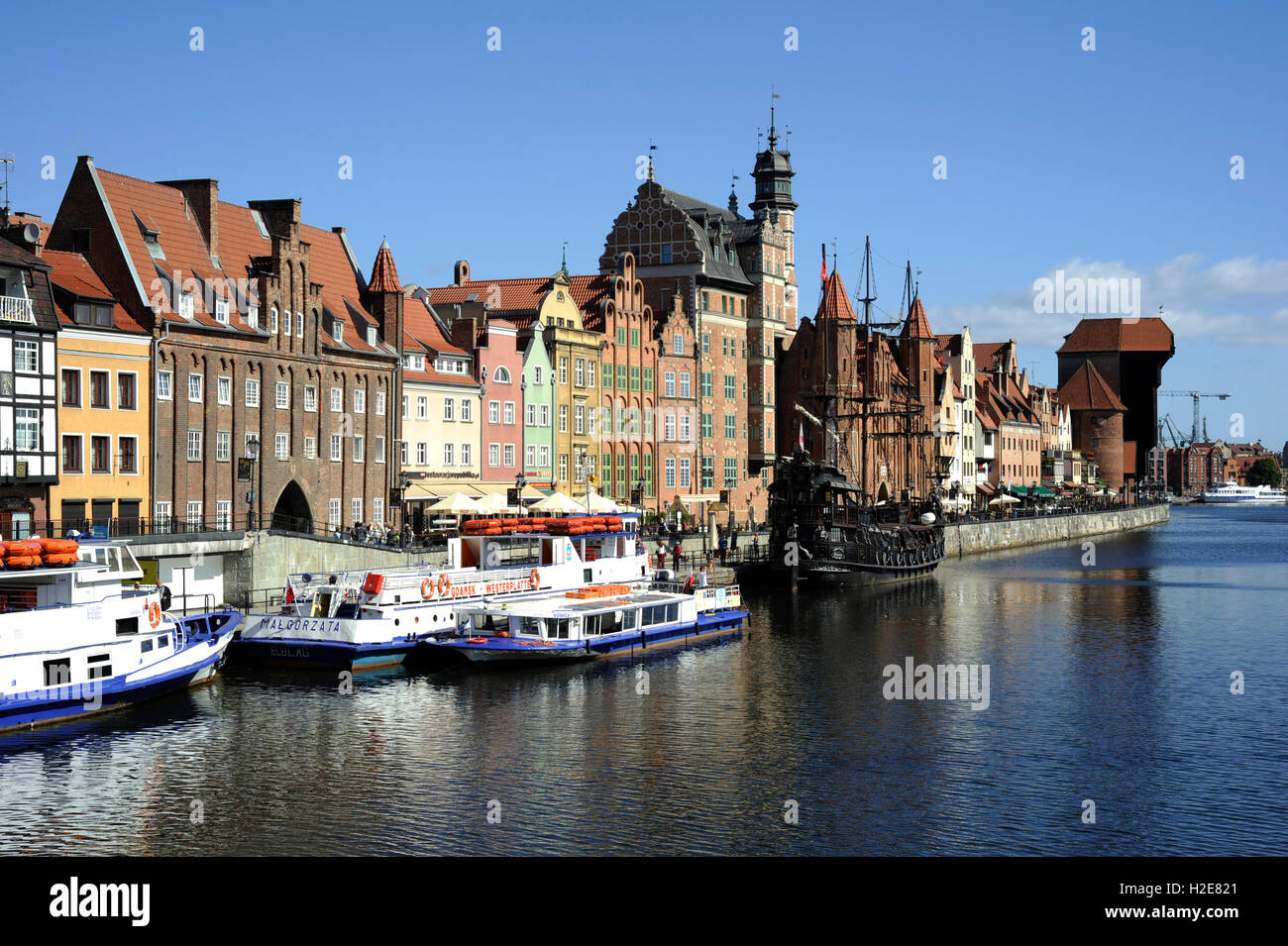 La Polonia. Gdansk. Motlava River Embankment (Dlugie Pobrzeze). Il botton, il Museo Archeologico e la gru. Foto Stock