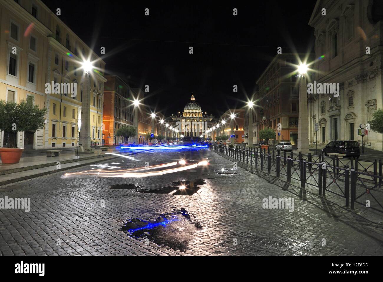 Vista in Via della Conciliazione vicino alla Città del Vaticano con la cupola della Basilica Vaticana e una macchina della polizia che surveils lo scenario di utilizzo | in tutto il mondo Foto Stock