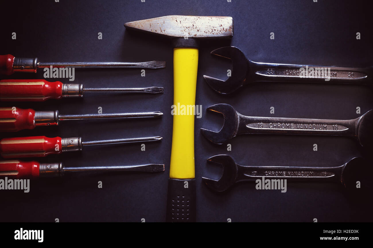 Set di chiavi, cacciaviti e una gialla hummer. Foto Stock