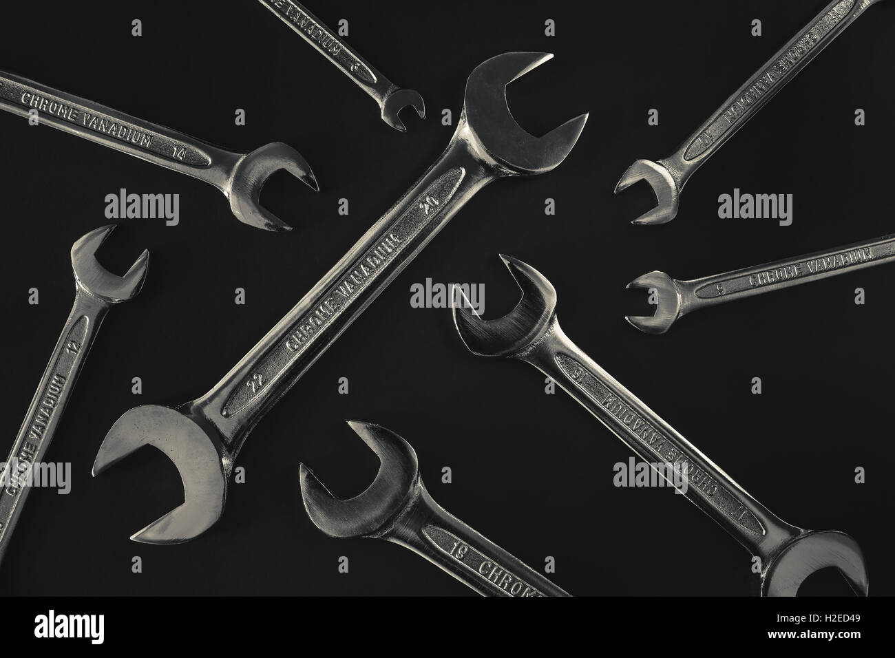 Set di chiavi, closeup vista su sfondo nero. Foto Stock