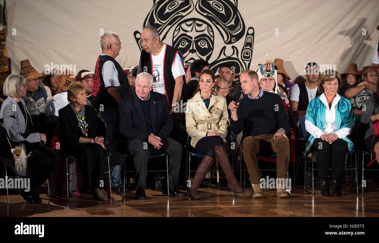 Il Duca e la Duchessa di Cambridge frequentare il benvenuto ufficiale dalla bella bella prima comunità delle nazioni che consisteva di ballare, discorsi e rappresentazioni della gioventù in bella bella, British Columbia, durante il terzo giorno del loro tour del Canada. Foto Stock