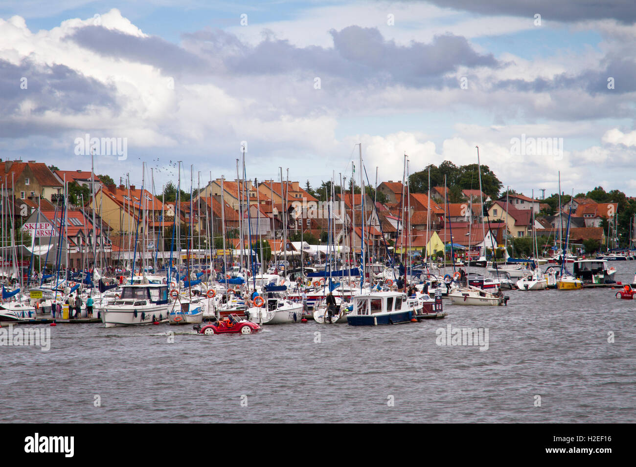 Porto degli Yacht e Mikolajki città visto dal lago. La Masuria - Polonia. Foto Stock