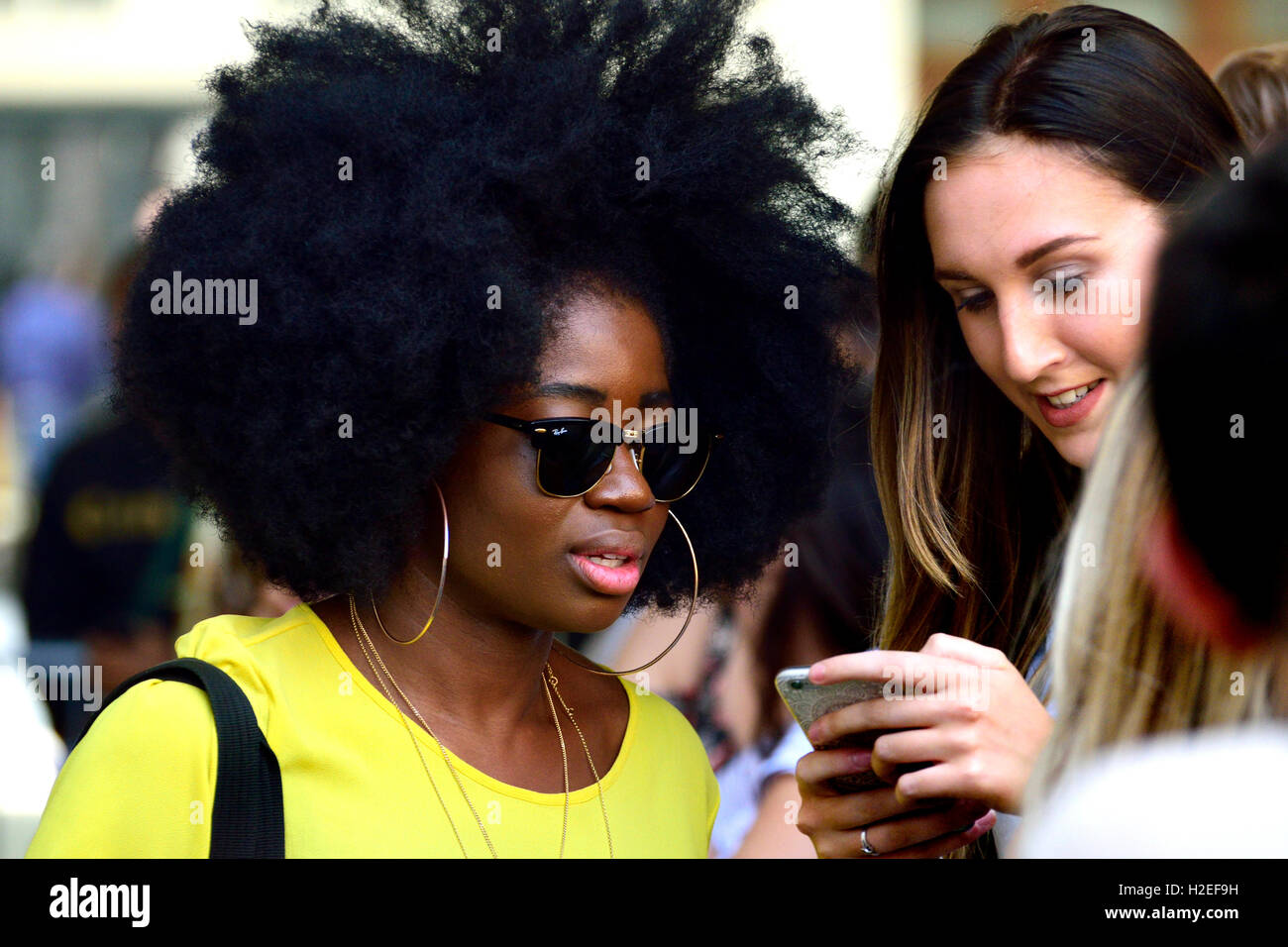 Clara Amfo, DJ su BBC Radio 1's metà mattina mostra, posa per selfies con ventole al di fuori della Radio 1 monolocali, Broadcasting House, Foto Stock