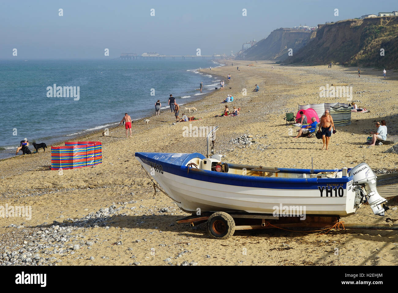 La spiaggia di East Runton, Norfolk in una giornata calda e soleggiata ai primi di settembre Foto Stock