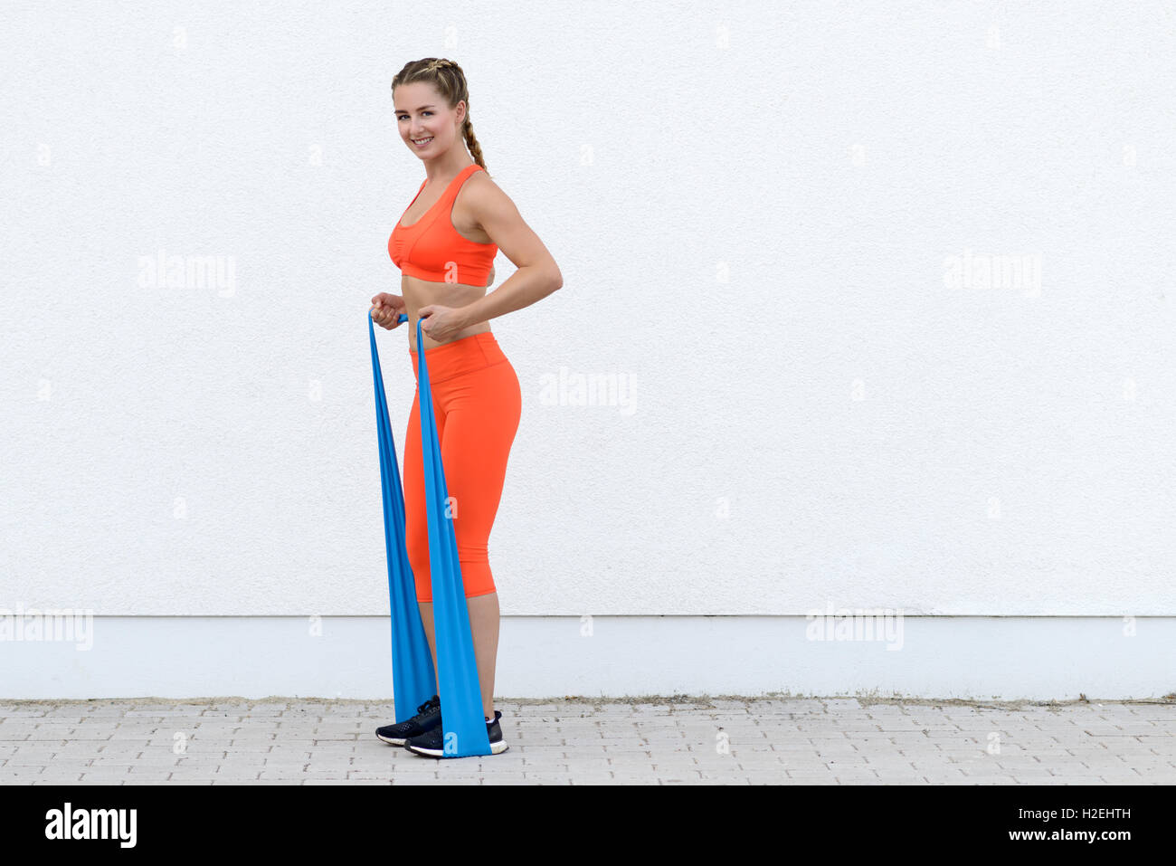 Giovane donna sportivo facendo core Rafforzare esercitazioni utilizzando bande di lattice in una salute e concetto di stile di vita Foto Stock