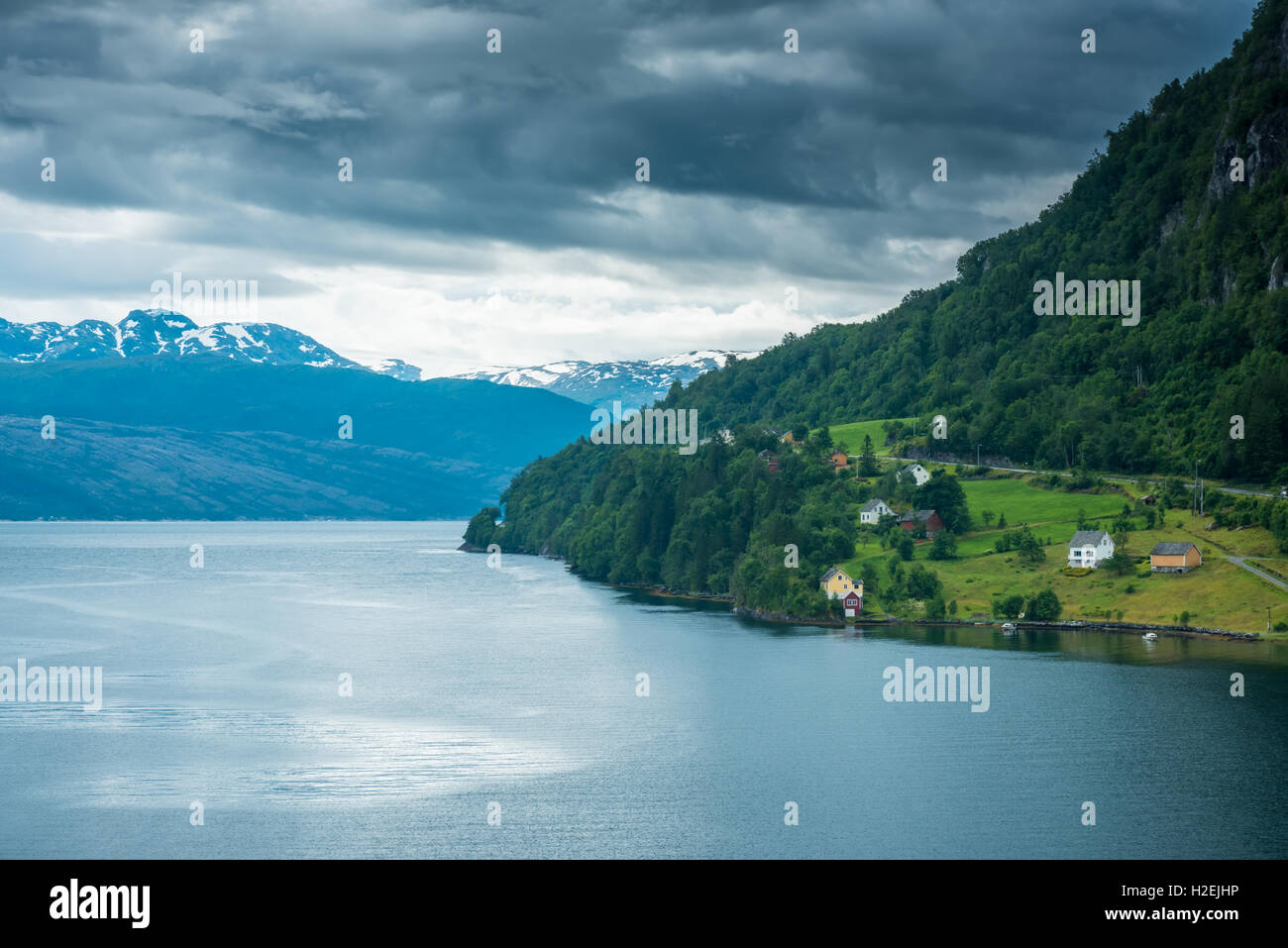 La bellissima natura Hardangerfjord paesaggio pioggia di estate in Norvegia Foto Stock