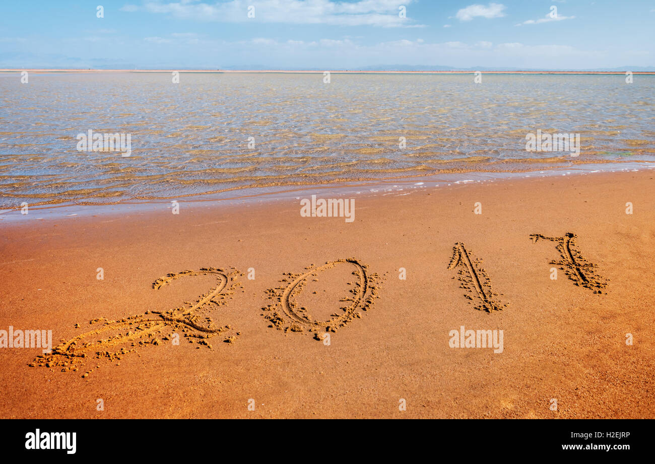 Anno Nuovo 2017 cifre sulla spiaggia dell'oceano sabbia Foto Stock
