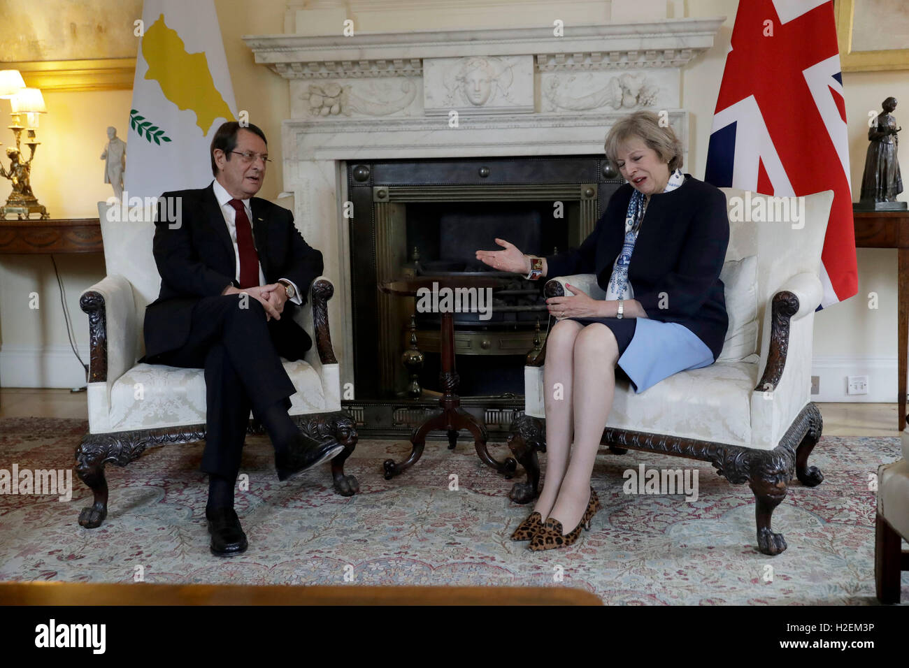 Il primo ministro Theresa Maggio ospita il Presidente di Cipro Nicos Anastasiades per colloqui a 10 Downing Street, Londra. Foto Stock
