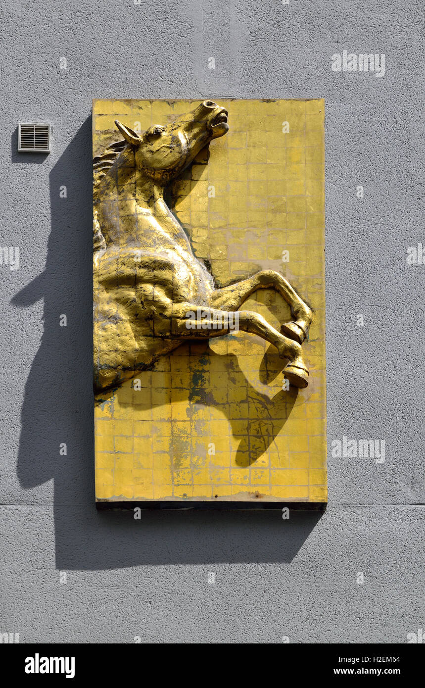Londra, Inghilterra, Regno Unito. Sienna edifici, Hatton Garden. Uno dei tre sculture in rilievo (1999 da Guy Portelli) del Palio.... Foto Stock