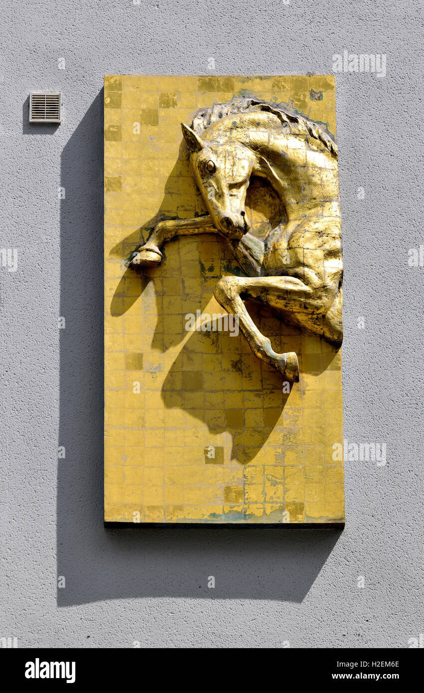 Londra, Inghilterra, Regno Unito. Sienna edifici, Hatton Garden. Uno dei tre sculture in rilievo (1999 da Guy Portelli) del Palio.... Foto Stock