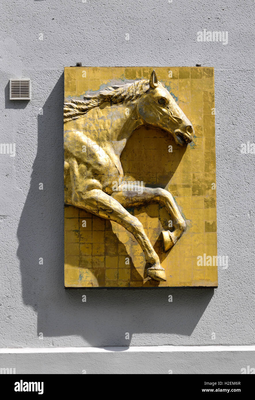 Londra, Inghilterra, Regno Unito. Sienna edifici, Hatton Garden. Uno dei tre sculture in rilievo (1999 da Guy Portelli) del Palio.... Foto Stock